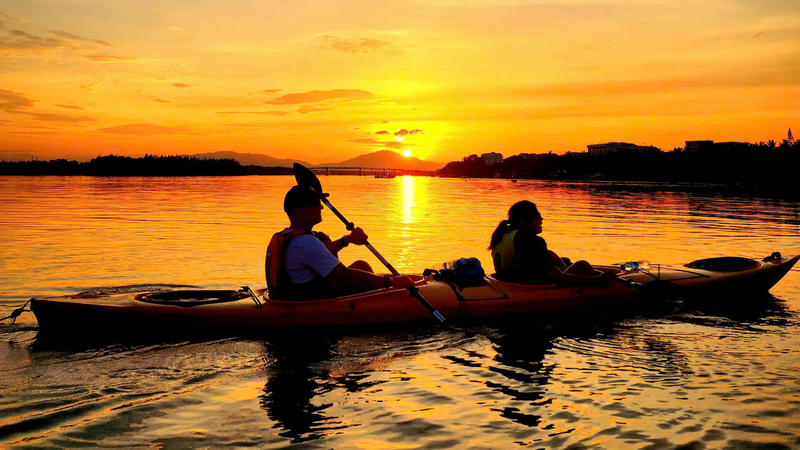 Chèo Kayak ngắm hoàng hôn đến Phố lồng đèn (1)